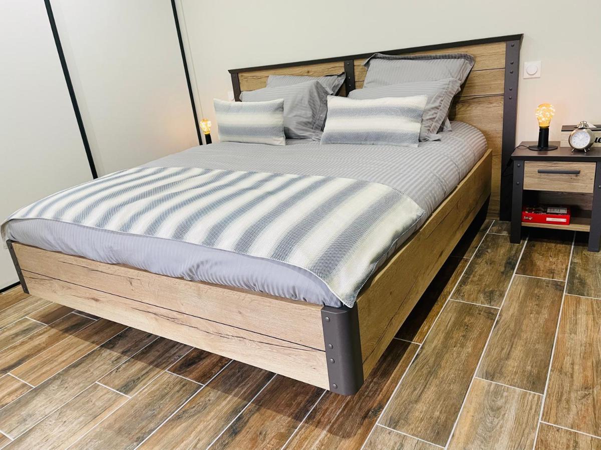Rouvres-la-Chétive Chez La Rose Luxueuse Cottage Avec Jacuzzi מראה חיצוני תמונה